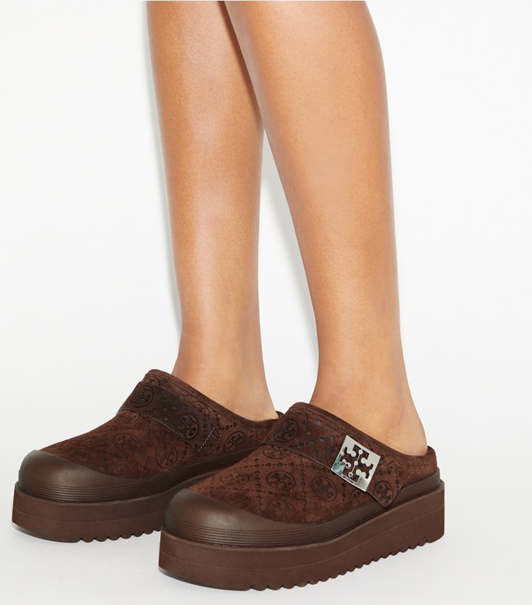 Tory Burch diseñador zapatos planos Chinela con plataforma de borreguillo suave con monograma en T en DARK COCOA T MONOGRAM / SILVER accesorio en modelo