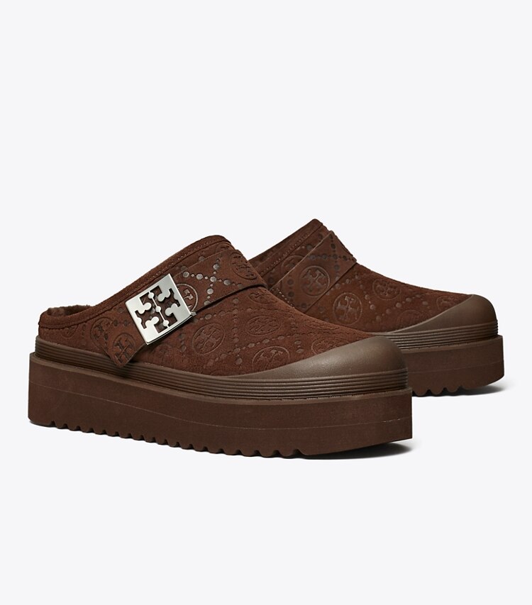 Tory Burch diseñador zapatos planos Chinela con plataforma de borreguillo suave con monograma en T en DARK COCOA T MONOGRAM / SILVER ángulo