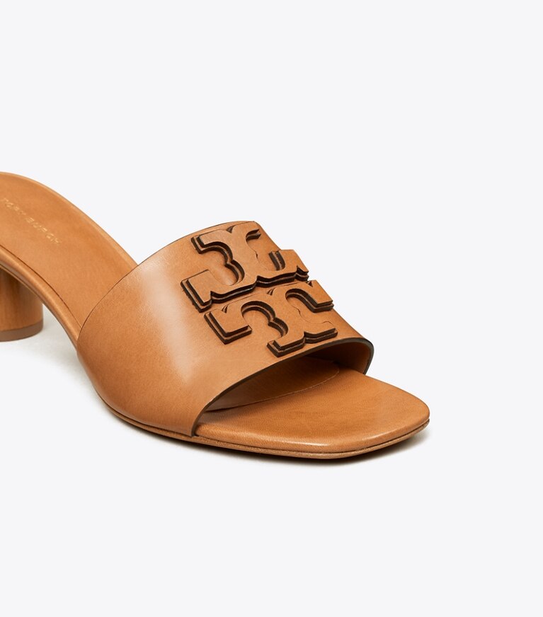 Tory Burch diseñador sandalias Chinela con tacón Ines en TAN detalle
