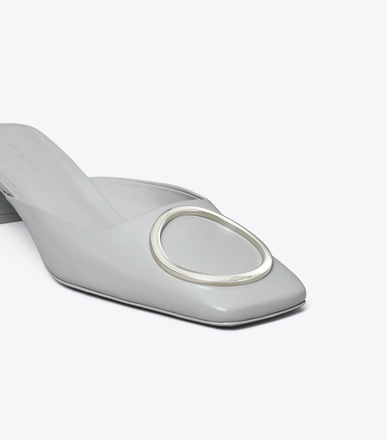 Tory Burch diseñador tacones Chinela con tacón y anilla en LOUTRE GRAY / SILVER detalle