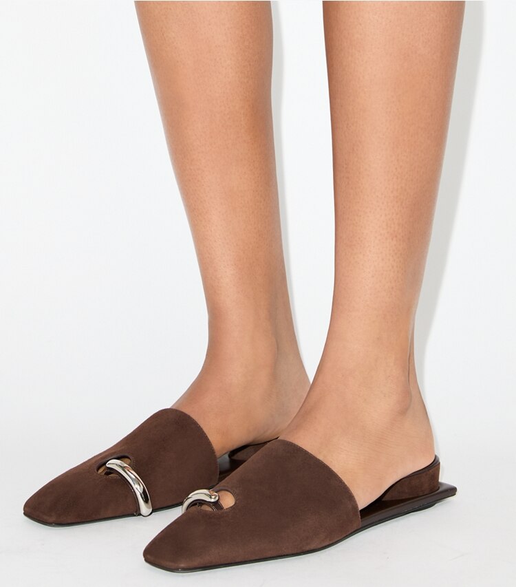 Tory Burch diseñador zapatos planos Chinela Pierced en DARK COCOA / SILVER accesorio en modelo