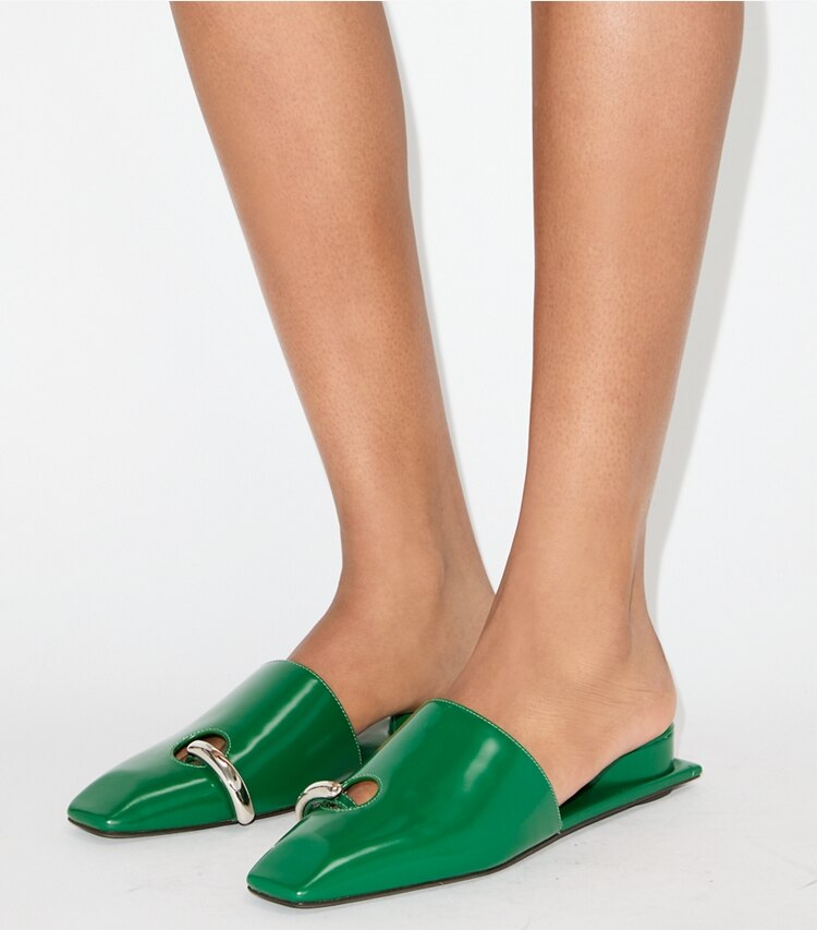 Tory Burch diseñador zapatos planos Chinela Pierced en GRASS / SILVER accesorio en modelo