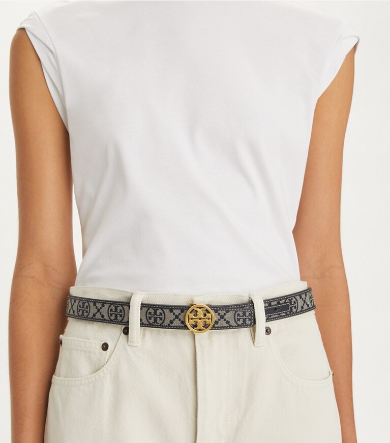 Tory Burch diseñador cinturones Cinturón Miller con monograma en T de 1" (2.5 cm) en Tory Navy/Gold accesorio en modelo