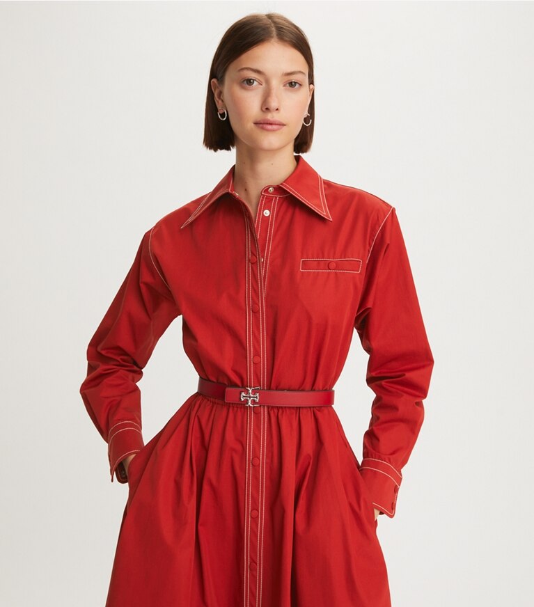 Tory Burch diseñador cinturones Cinturón reversible Eleanor de 1" (2,5 cm) en TORY RED / Tory Navy / Silver accesorio en modelo