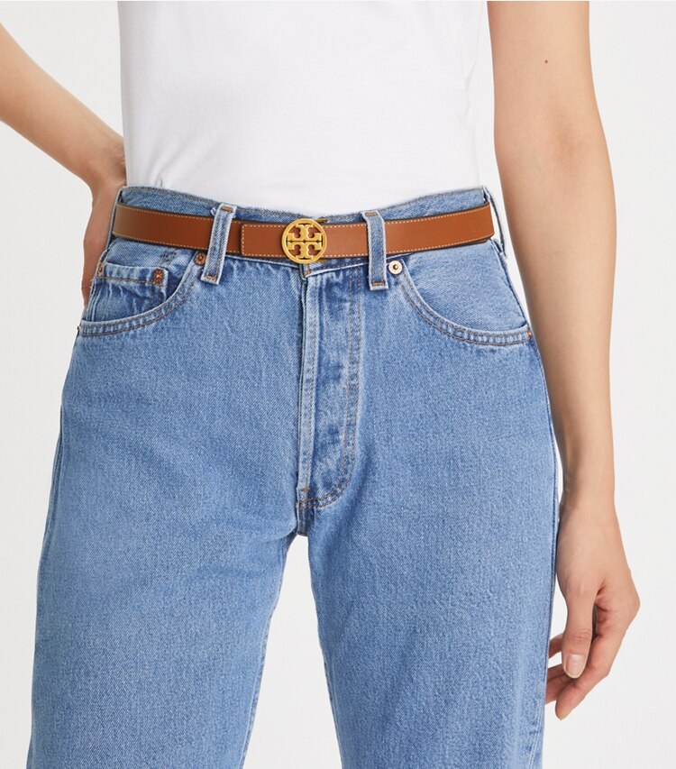 Tory Burch diseñador cinturones Cinturón reversible Miller de 1” (2.5 cm) en Black / Classic Cuoio / GOLD accesorio en modelo