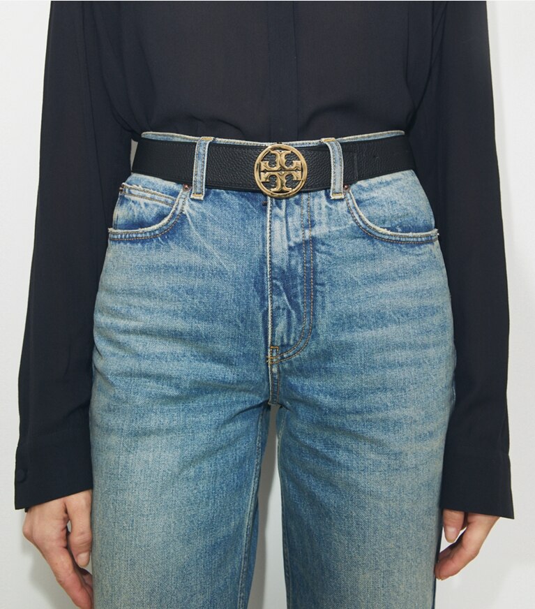 Tory Burch diseñador cinturones Cinturón reversible Miller de 1.5” (3.8 cm) en Black / Classic Cuoio / GOLD accesorio en modelo