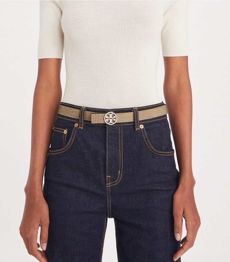 Tory Burch designer cinture Cintura Miller da 2,5 cm in stampa a coccodrillo in Terre / Silver accessory on model