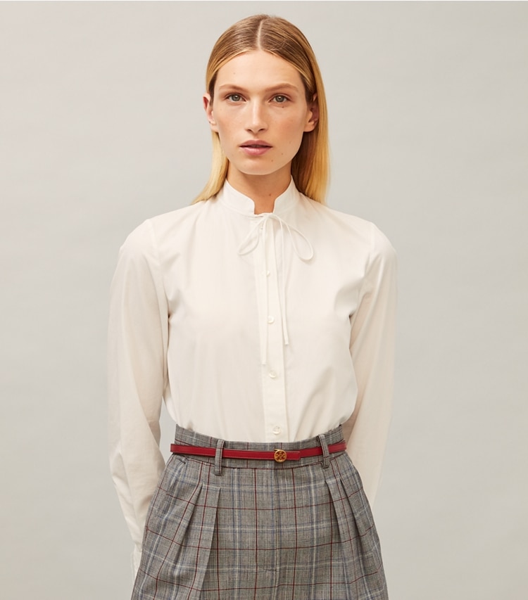 Tory Burch designer cinture Cintura sottile con doppia T in Redstone accessory on model