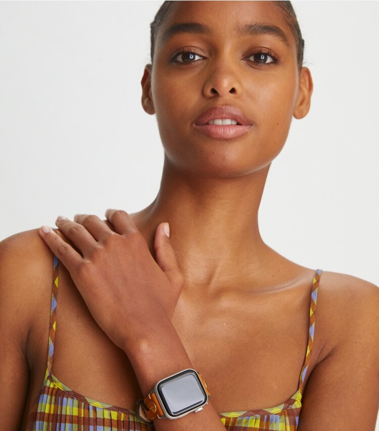 Tory Burch designer orologi tory track smart Cinturino intrecciato per Apple Watch®, pelle di cammello, 38 MM - 40 MM in CAMELLO accessory on model