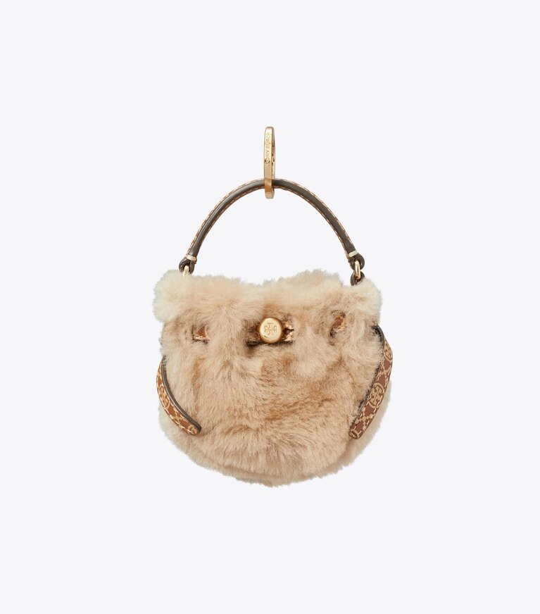 Tory Burch designer ciondoli per borse e portachiavi Ciondolo a forma di borsa a secchiello Romy in shearling in Teddy front