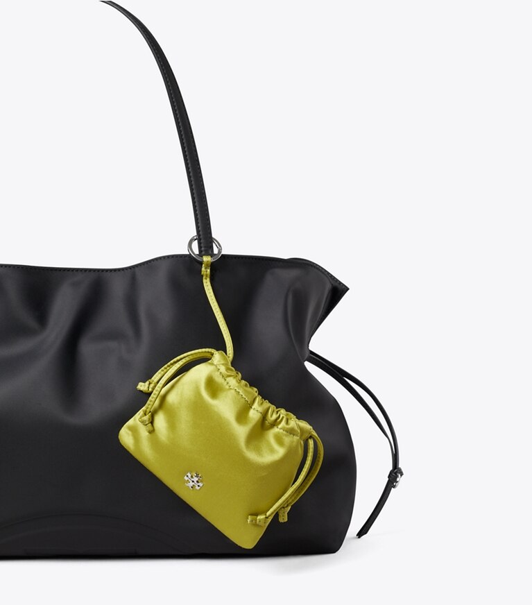 Tory Burch designer ciondoli per borse e portachiavi Ciondolo da borsa a forma di pochette in raso in Vibrant Green dettaglio