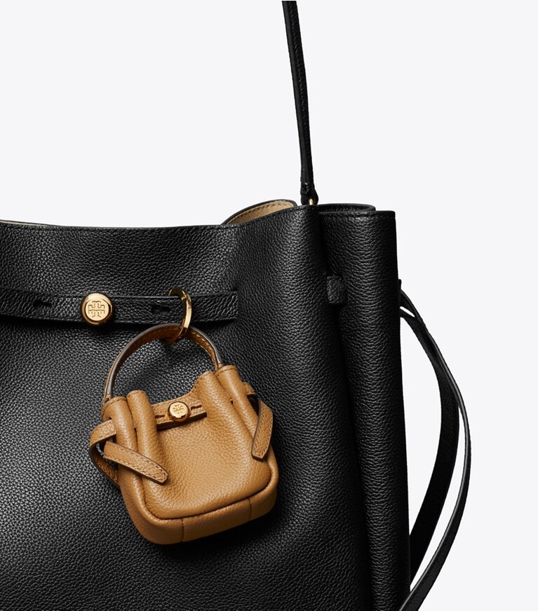 Tory Burch designer ciondoli per borse e portachiavi Ciondolo per borsa a secchiello Romy in Tiramisu dettaglio