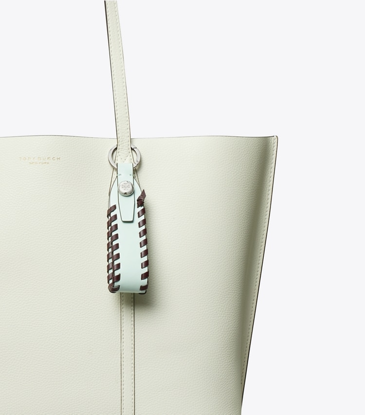 Tory Burch designer ciondoli per borse e portachiavi Ciondolo per borsa in pelle intrecciata in Light Green dettaglio