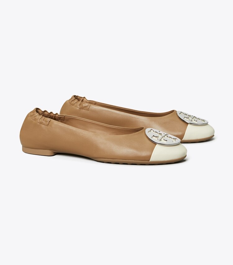 Tory Burch designer loafers Claire Ballerina mit Zehenkappe in LIGHT CREAM / ALMOND FLOUR angle