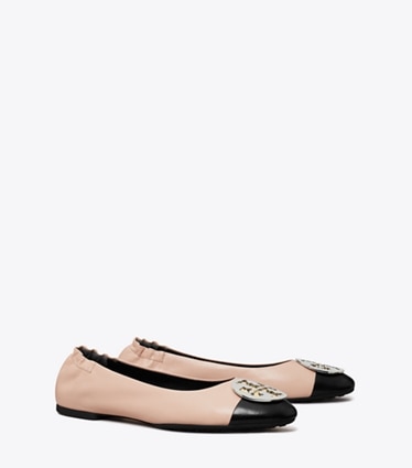 Tory Burch designer loafers Claire Ballerina mit Zehenkappe in ROSE SILK / PERFECT BLACK angle