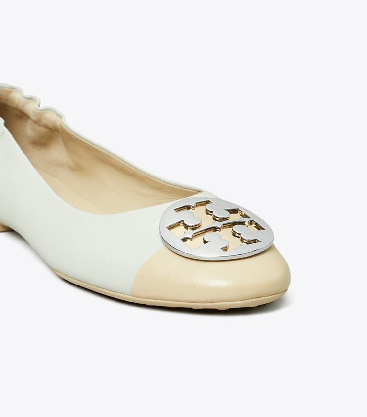 Tory Burch designer loafers Claire Ballerina mit Zehenkappe in FEATHER GRAY / TORTORA detail