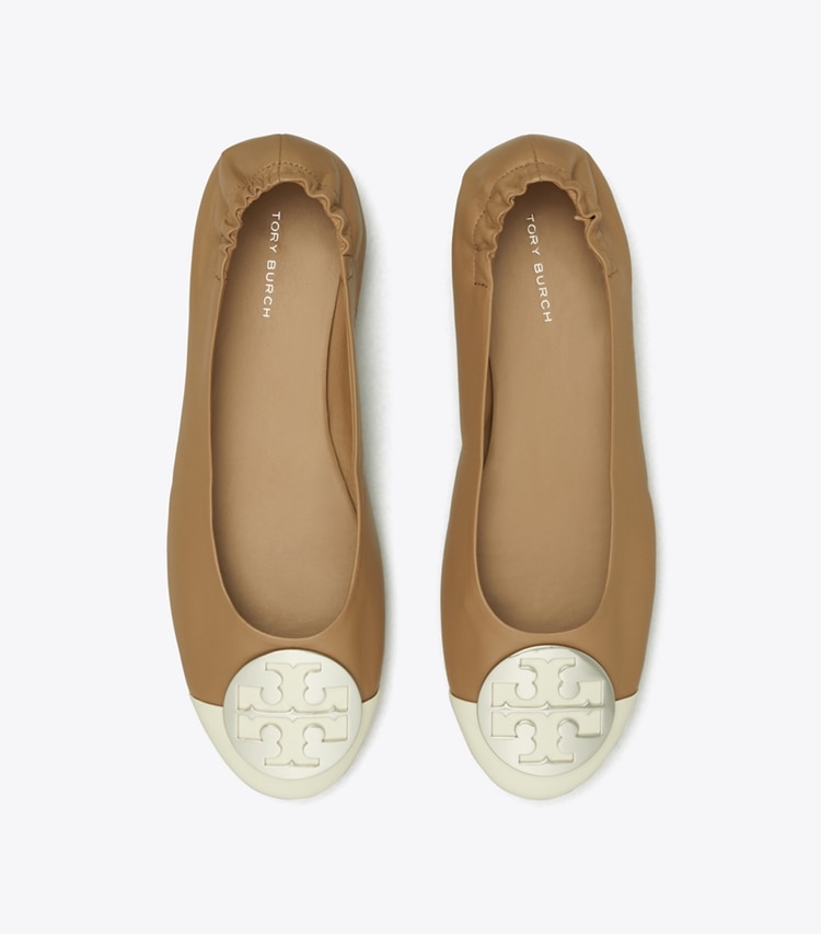 Tory Burch designer loafers Claire Ballerina mit Zehenkappe in LIGHT CREAM / ALMOND FLOUR von oben