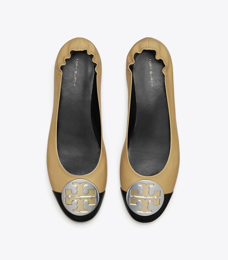 Tory Burch designer loafers Claire Ballerina mit Zehenkappe in GINGER SHORTBREAD / PERFECT BLACK von oben