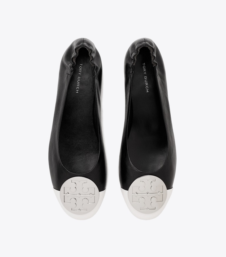 Tory Burch designer フラット クレア キャップトゥ バレエ in PERFECT BLACK / CLOUD / SILVER angle