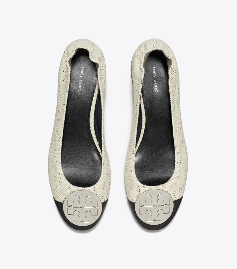 Tory Burch designer フラット クレア キャップトゥヒール ワイド in GRAIN / PERFECT BLACK / SILVER angle