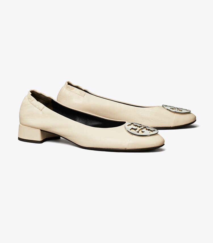 Tory Burch designer フラット クレア キャップトゥ ヒールバレエ in LIGHT CREAM / GOLD / SILVER angle