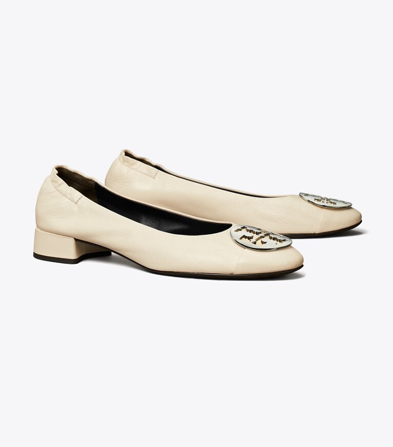 Tory Burch designer フラット クレア キャップトゥ ヒールバレエ in LIGHT CREAM / GOLD / SILVER angle