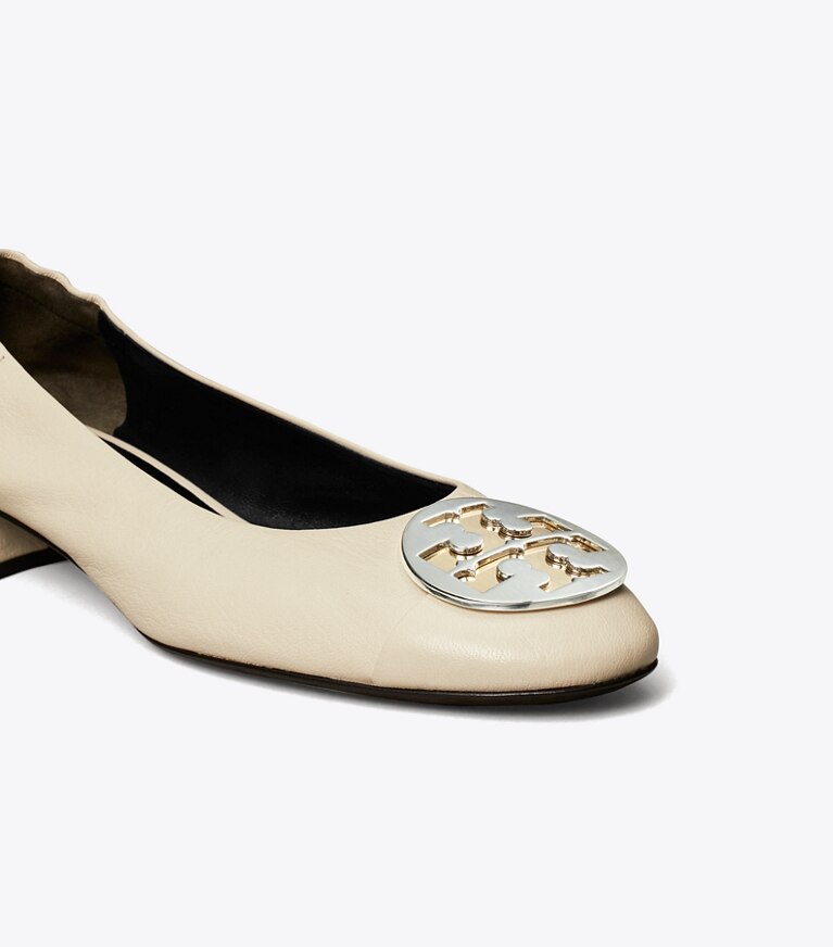Tory Burch designer フラット クレア キャップトゥ ヒールバレエ in LIGHT CREAM / GOLD / SILVER angle