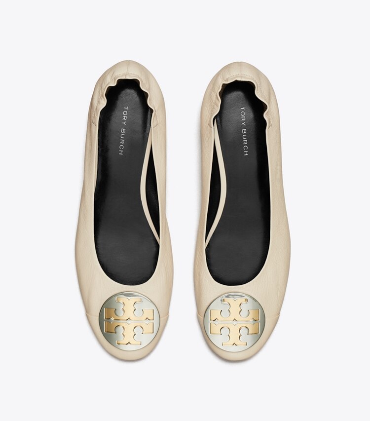 Tory Burch designer フラット クレア キャップトゥ ヒールバレエ in LIGHT CREAM / GOLD / SILVER オーバーヘッド