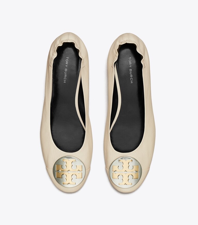 Tory Burch designer フラット クレア キャップトゥ ヒールバレエ in LIGHT CREAM / GOLD / SILVER angle