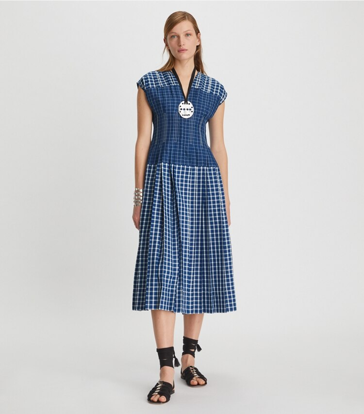 Tory Burch designer kleider Claire McCardell Seidenkleid mit Karomuster im Stil der Picknickdecken  in Blue / White modell von vorn