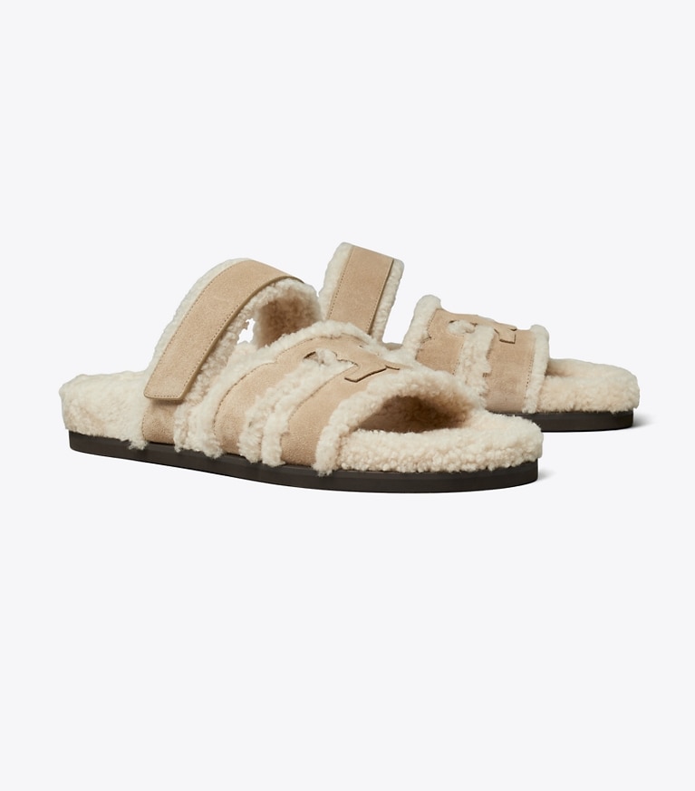 Tory Burch designer sandales Claquettes Ines en shearling in NOISETTE / TAUPE angle