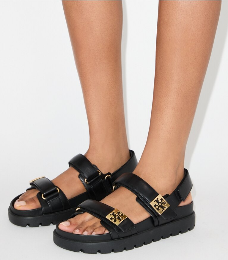 Tory Burch designer sandales Claquettes Mellow in PERFECT BLACK / GOLD accessory on model