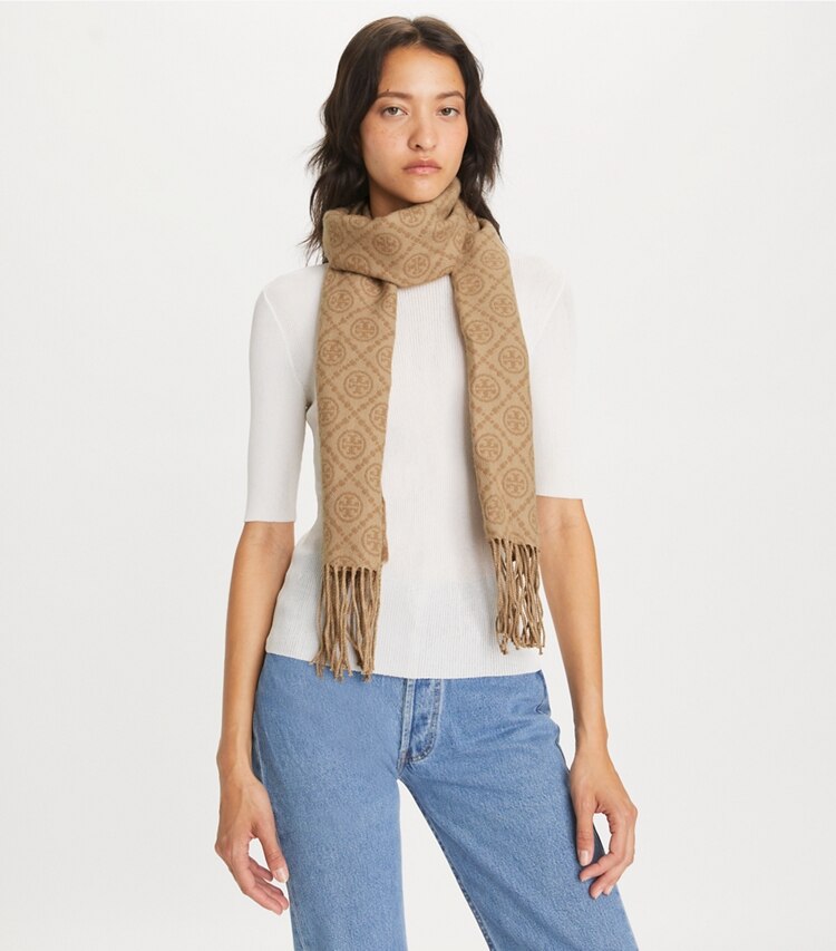 Tory Burch designer schals Classic Large Monogram Oblong in Classic Monogram Brown accessory on model