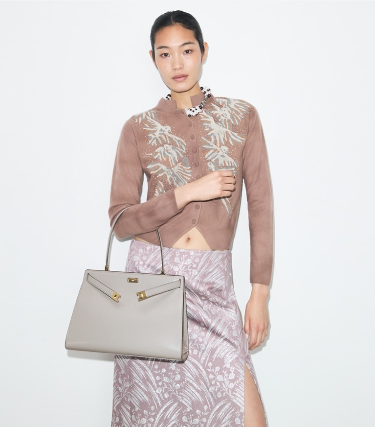 Tory Burch designer tote bags Classic Lee Radziwill Bag in LOUTRE accessory on model