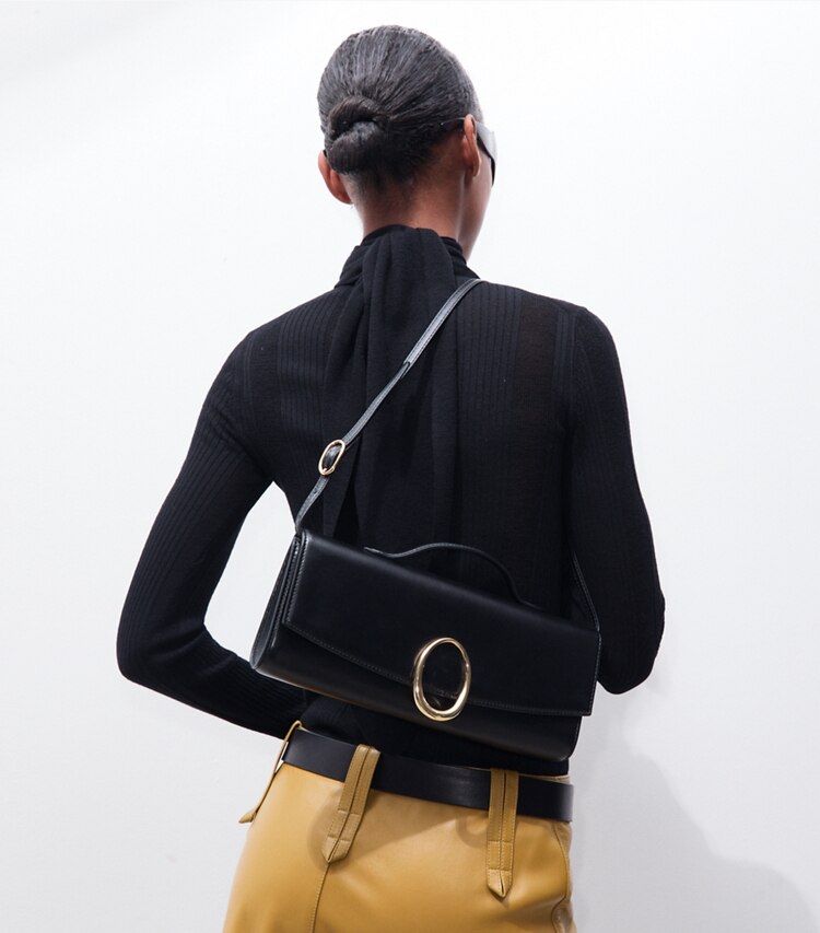 Tory Burch designer clutches Clutch mit Piercingdetail in BLACK additional on model