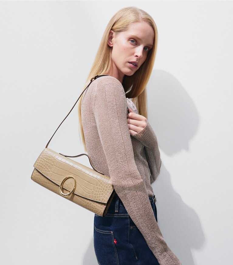 Tory Burch designer clutches Clutch mit Piercingdetail und Krokoprägung in Ginger Leaf accessory on model