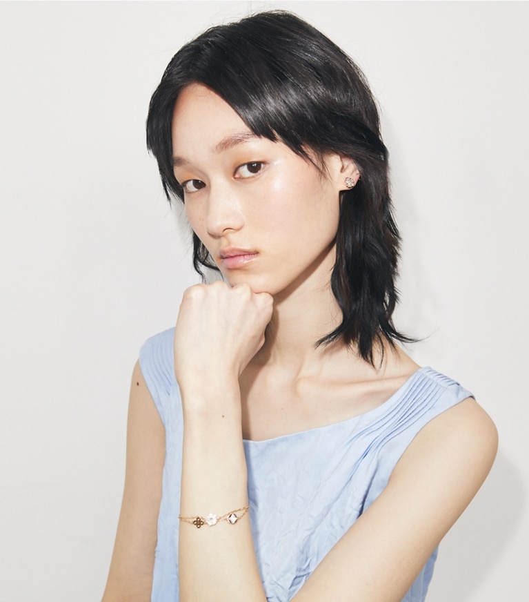 Tory Burch designer boites à bijoux Coffret cadeau bracelet et boucles d'oreilles Forget Me Not in Tory Gold / Multi accessory on model