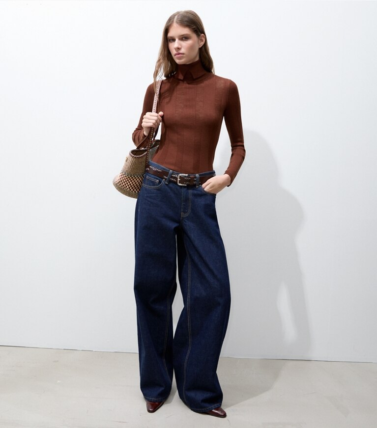 Tory Burch designer sweaters Col roulé à côtes fines dans Rich Mahogany supplémentaire sur le modèle