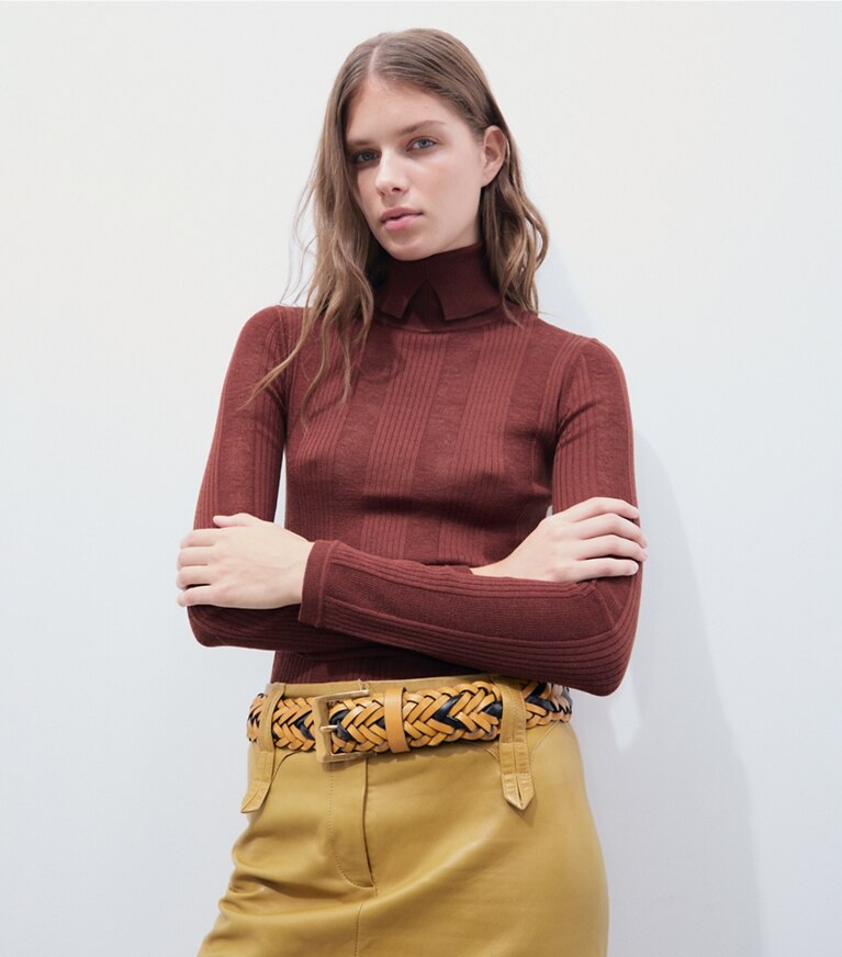 Tory Burch designer sweaters Col roulé à côtes fines dans Rich Mahogany supplémentaire sur le modèle