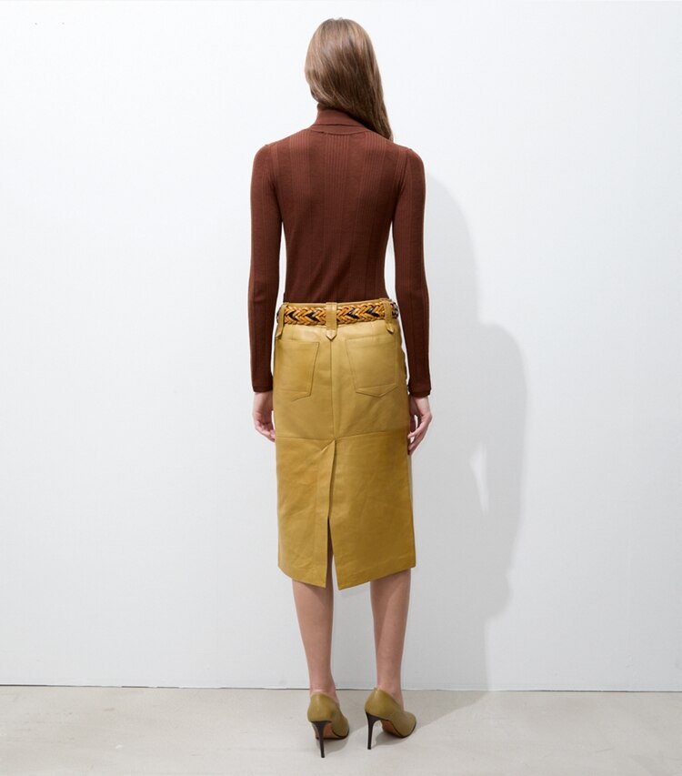 Tory Burch designer sweaters Col roulé à côtes fines dans Rich Mahogany sur modèle, de dos