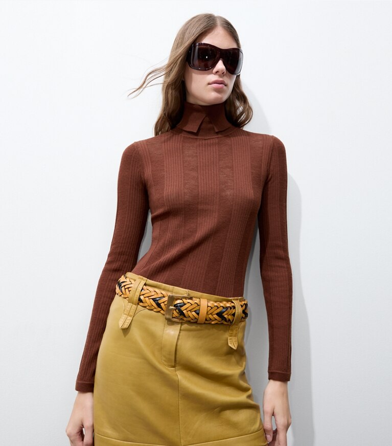 Tory Burch designer sweaters Col roulé à côtes fines dans Rich Mahogany détail sur modèle