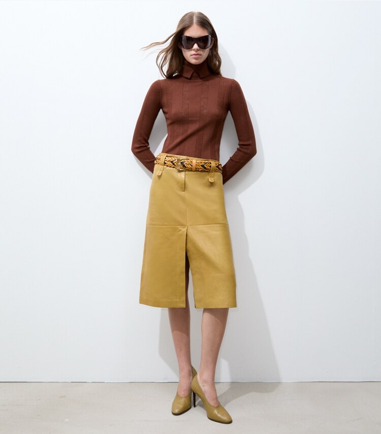 Tory Burch designer sweaters Col roulé à côtes fines dans Rich Mahogany sur modèle, de face