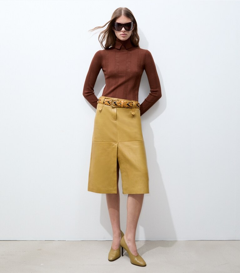 Tory Burch designer sweaters Col roulé à côtes fines dans Rich Mahogany sur modèle, de face