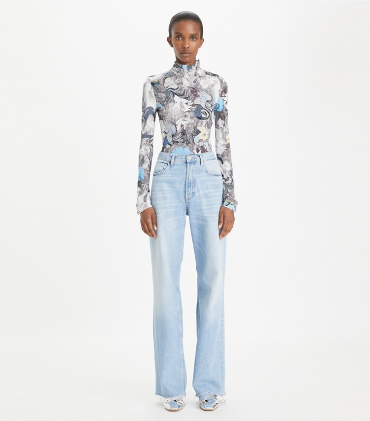 Tory Burch designer hauts Col roulé en jersey de viscose imprimé dans Blue Abstract Floral sur modèle, de face