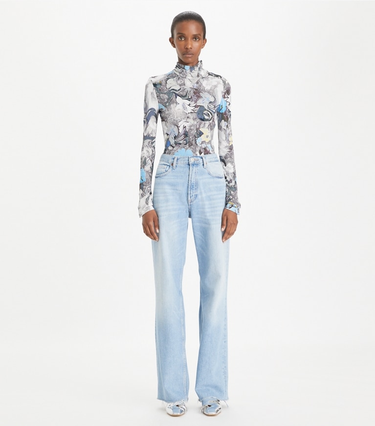 Tory Burch designer hauts Col roulé en jersey de viscose imprimé dans Blue Abstract Floral sur modèle, de face