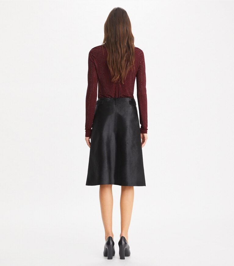 Tory Burch designer hauts Col roulé en jersey de viscose orné dans Divine Burgundy sur modèle, de dos