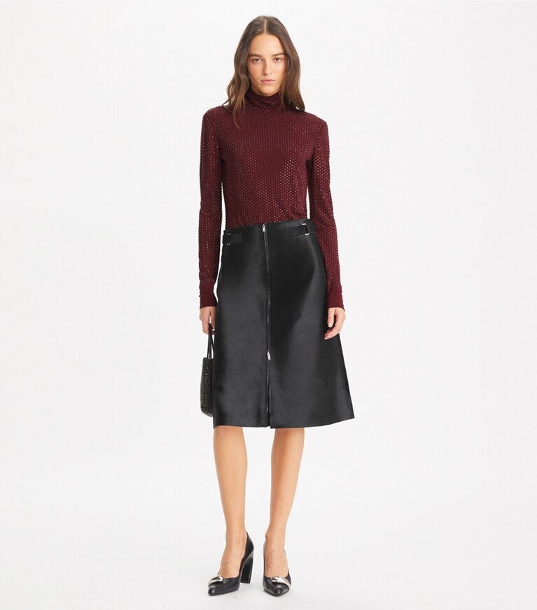 Tory Burch designer hauts Col roulé en jersey de viscose orné dans Divine Burgundy sur modèle, de face