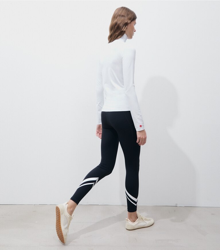 Tory Burch designer hauts Col roulé en maille dans Marshmallow sur modèle, de dos
