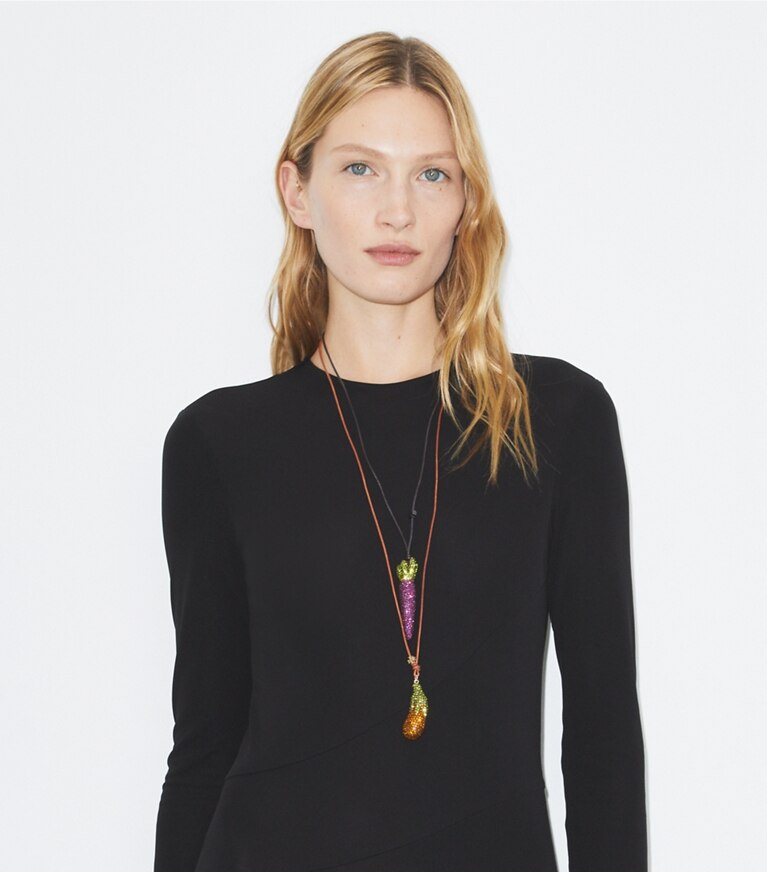 Tory Burch diseñador collares Colgante Curiosity de zanahoria en Purple / Green accesorio en modelo
