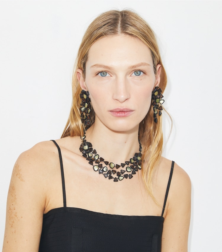 Tory Burch designer collane Collana a tre fili in resina Curiosity in Black accessory on model